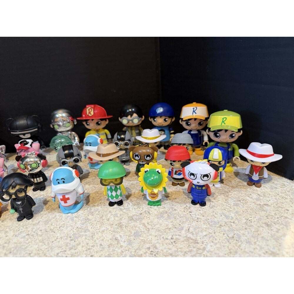 Lot of 50 Ryan’s World Mini Figures Mixed Series Rare Chase Gold Chrome - Picture 4 of 7